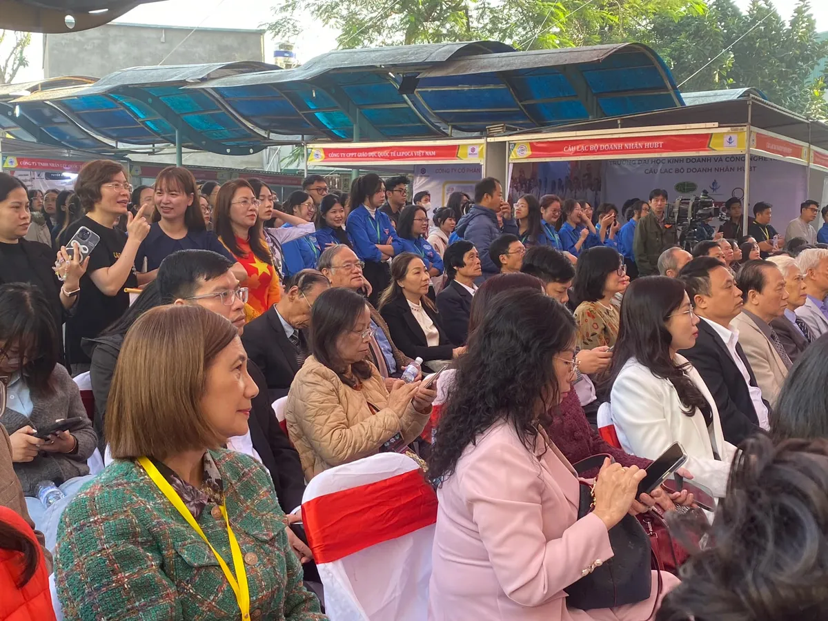 Ng&agrave;y hội việc l&agrave;m sinh vi&ecirc;n HUBT năm 2024 thu h&uacute;t 100 doanh nghiệp, 5.000 cơ hội việc l&agrave;m - Ảnh 2.