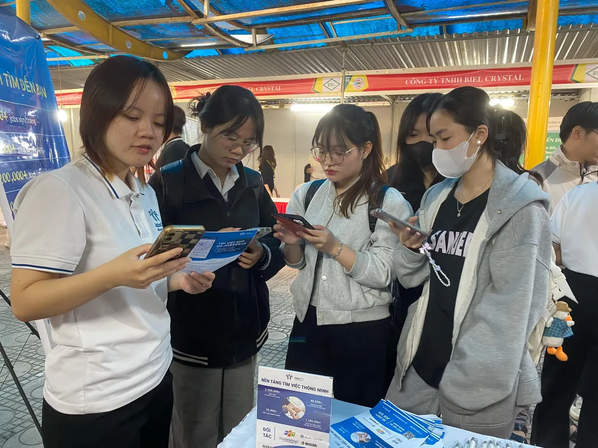 Ng&agrave;y hội việc l&agrave;m sinh vi&ecirc;n HUBT năm 2024 thu h&uacute;t 100 doanh nghiệp, 5.000 cơ hội việc l&agrave;m - Ảnh 9.