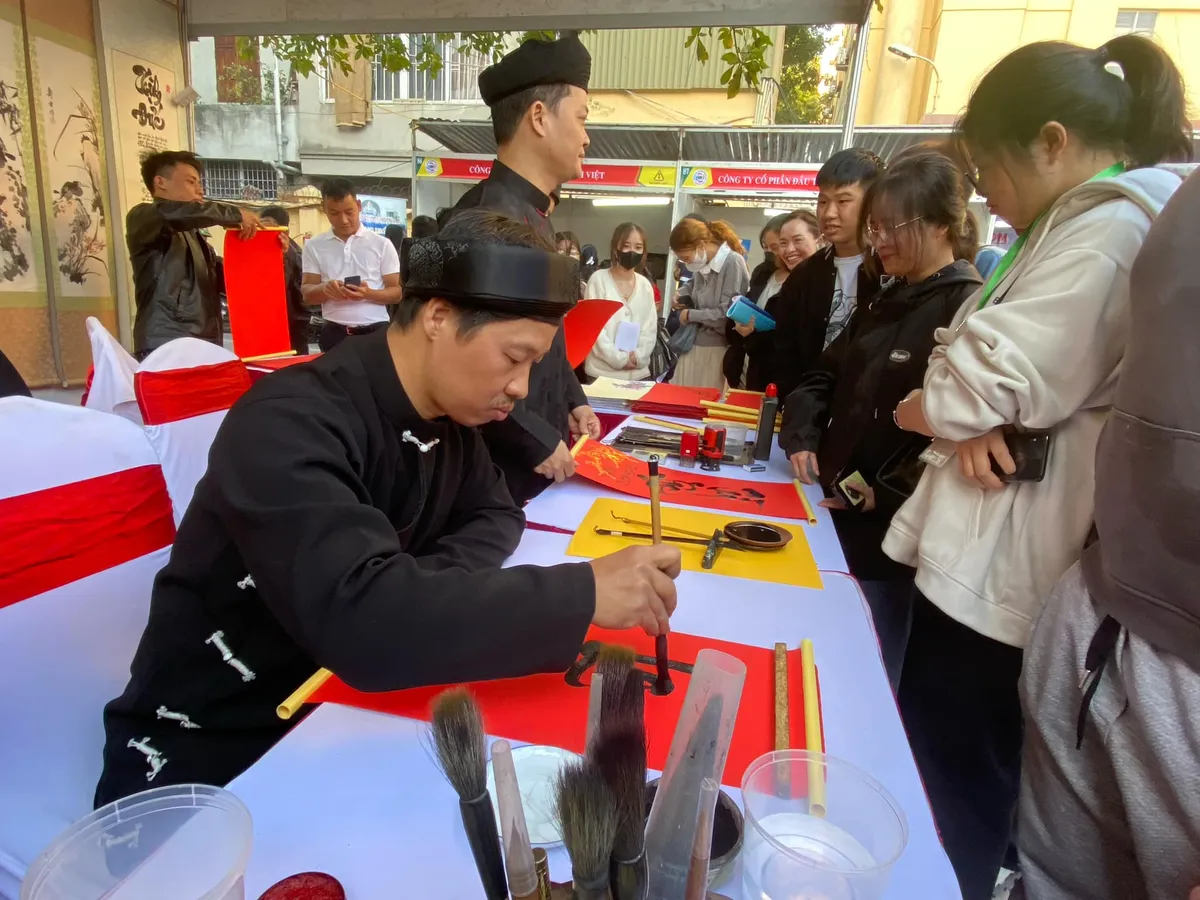 Ng&agrave;y hội việc l&agrave;m sinh vi&ecirc;n HUBT năm 2024 thu h&uacute;t 100 doanh nghiệp, 5.000 cơ hội việc l&agrave;m - Ảnh 12.