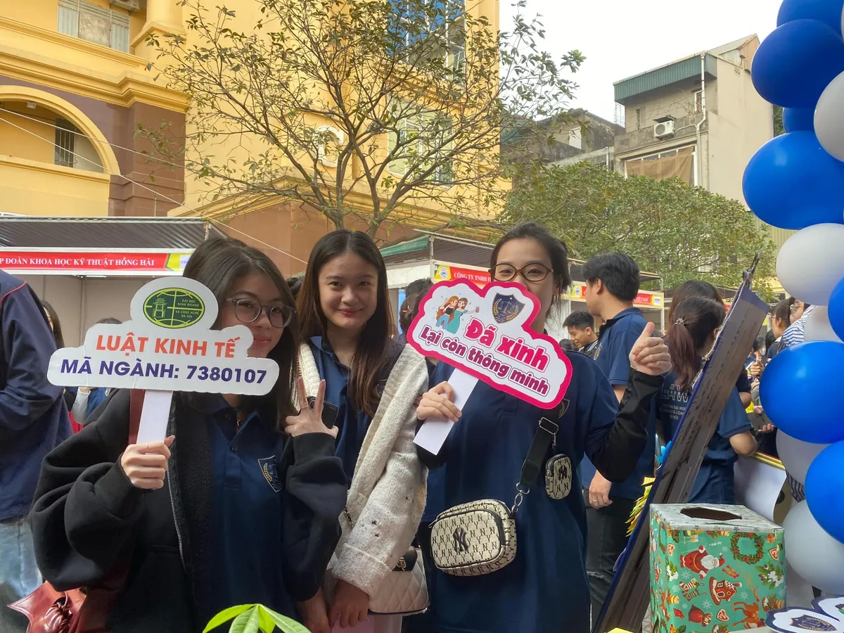 Ng&agrave;y hội việc l&agrave;m sinh vi&ecirc;n HUBT năm 2024 thu h&uacute;t 100 doanh nghiệp, 5.000 cơ hội việc l&agrave;m - Ảnh 8.