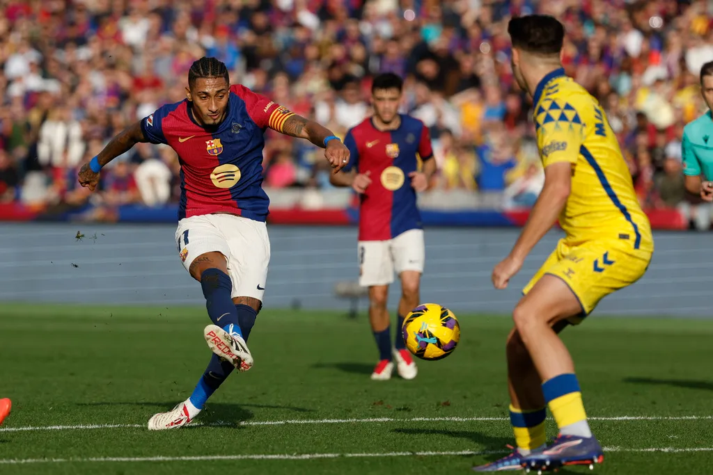 Barcelona thua sốc trên sân nhà trong ngày kỷ niệm của CLB - Ảnh 1.