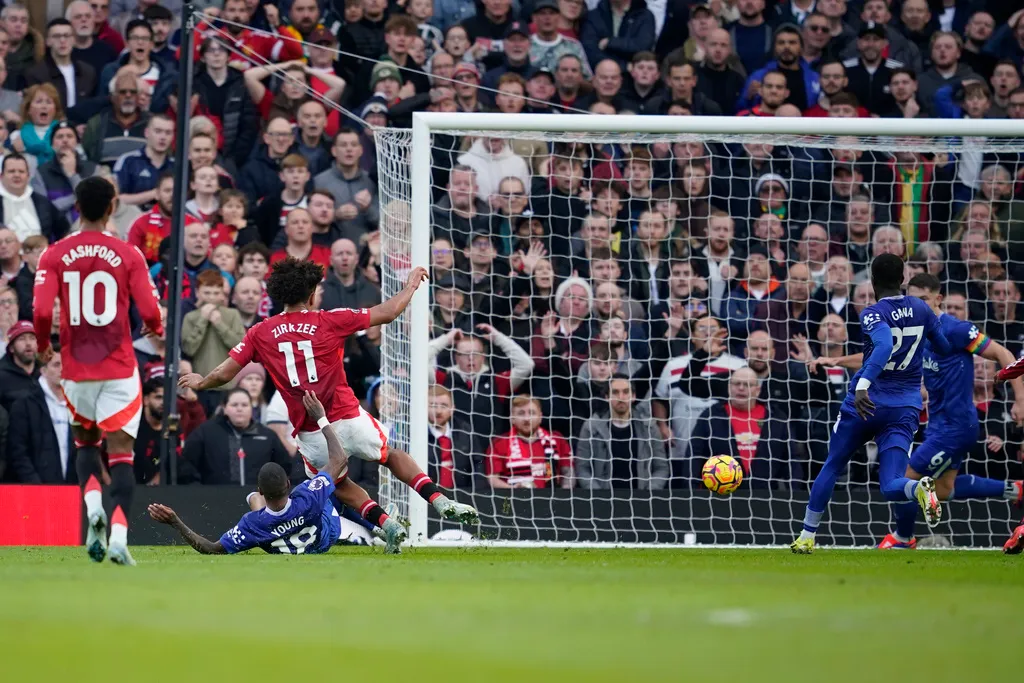 Rashford và Zirkzee tỏa sáng, Man Utd thắng đậm Everton - Ảnh 2.