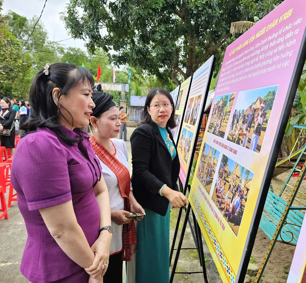 B&igrave;nh Định: Triển l&atilde;m 103 bức ảnh giới thiệu h&igrave;nh ảnh thi&ecirc;n nhi&ecirc;n, con người, văn h&oacute;a đồng b&agrave;o Chăm Hroi - Ảnh 1.