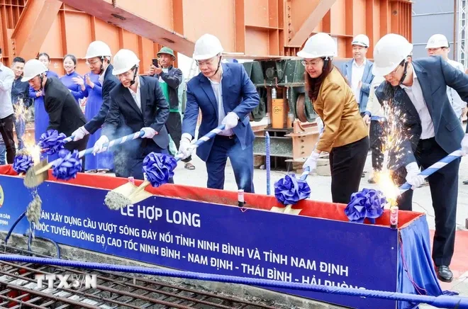 Lễ hợp long Cầu vượt sông Đáy nối hai tỉnh Ninh Bình và Nam Định - Ảnh 1.