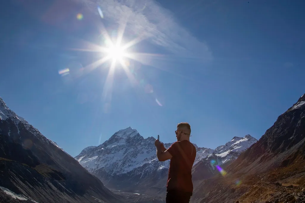 Ba nhà leo núi mất tích trên đỉnh núi cao nhất New Zealand - Ảnh 1.