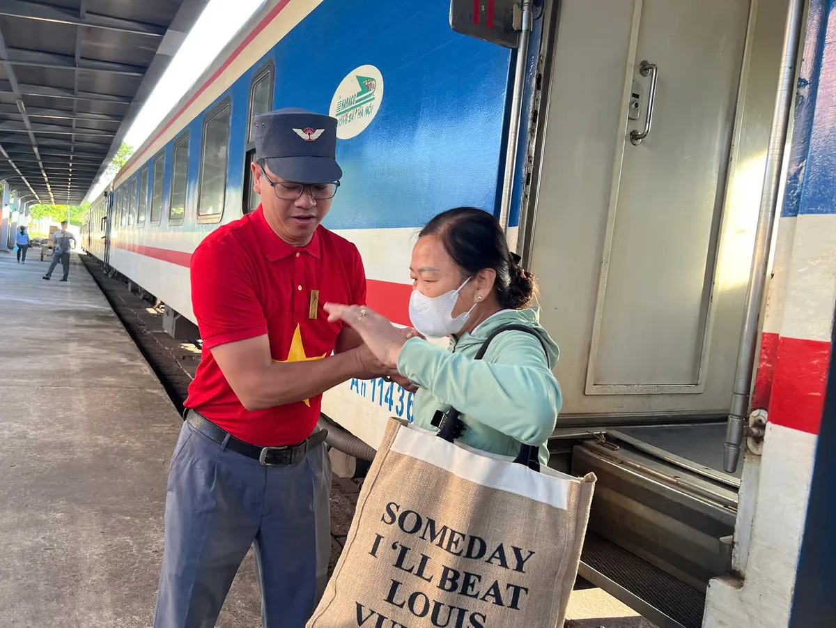 Ngành đường sắt tổ chức chạy thêm chuyến đáp ứng nhu cầu đi lại dịp tết Ất Tỵ 2025 - Ảnh 3.