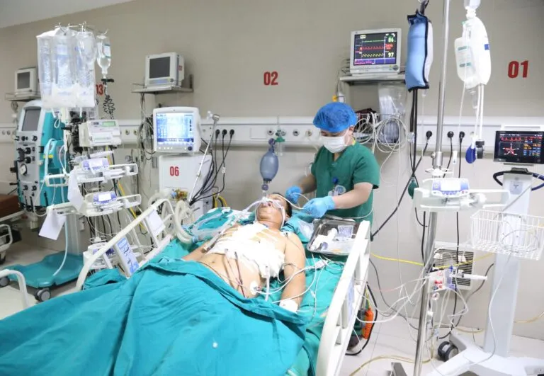 Cứu sống người bệnh đã ngừng tim do vết thương thấu tim, phổi - Ảnh 1. Cứu sống người bệnh đã ngừng tim do vết thương thấu tim, phổi - Ảnh 1.