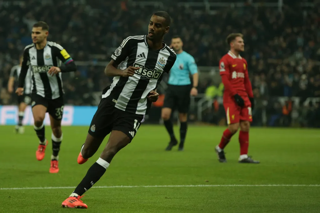 Newcastle hòa kịch tính với Liverpool - Ảnh 2.