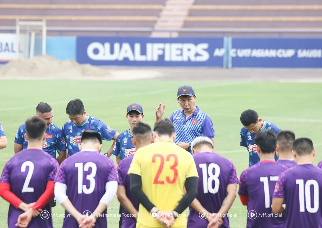 HLV Kim Sang Sik công bố danh sách 26 cầu thủ tham dự ASEAN Cup 2024: Loại Văn Lâm, Đình Bắc, điền tên Xuân Son - Ảnh 1. HLV Kim Sang Sik công bố danh sách 26 cầu thủ tham dự ASEAN Cup 2024: Loại Văn Lâm, Đình Bắc, điền tên Xuân Son - Ảnh 1.