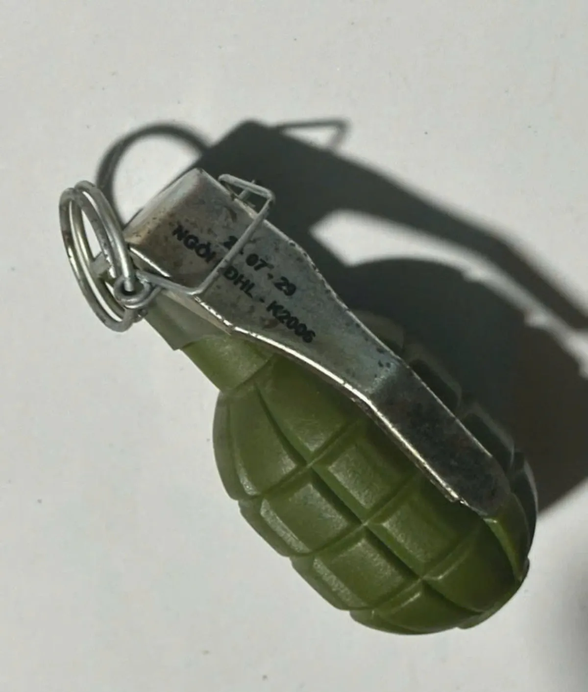 Người đ&agrave;n &ocirc;ng cầm vật giống lựu đạn dọa nổ ph&ograve;ng trọ ở B&igrave;nh Dương - Ảnh 1.