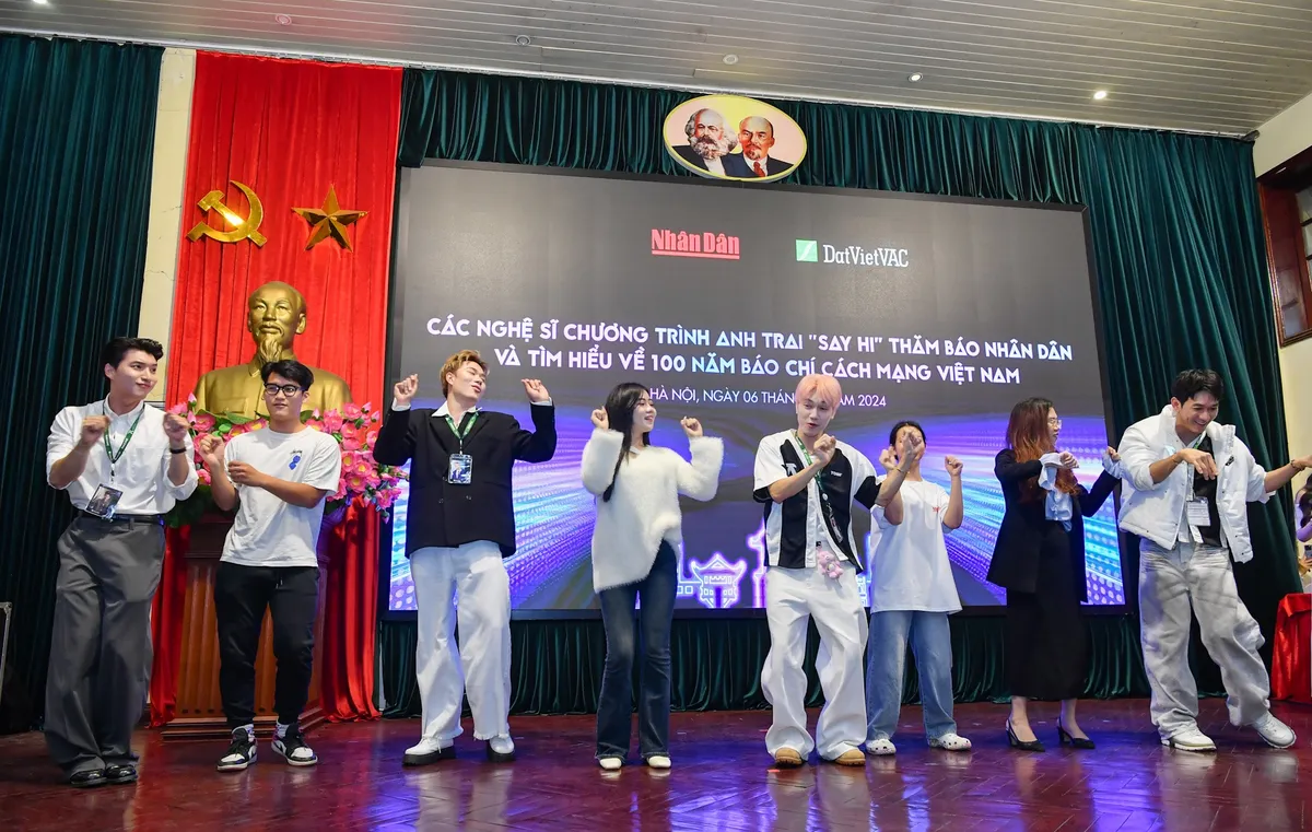 Trước concert, các Anh trai say hi khuấy động không khí tại Báo Nhân dân - Ảnh 8.