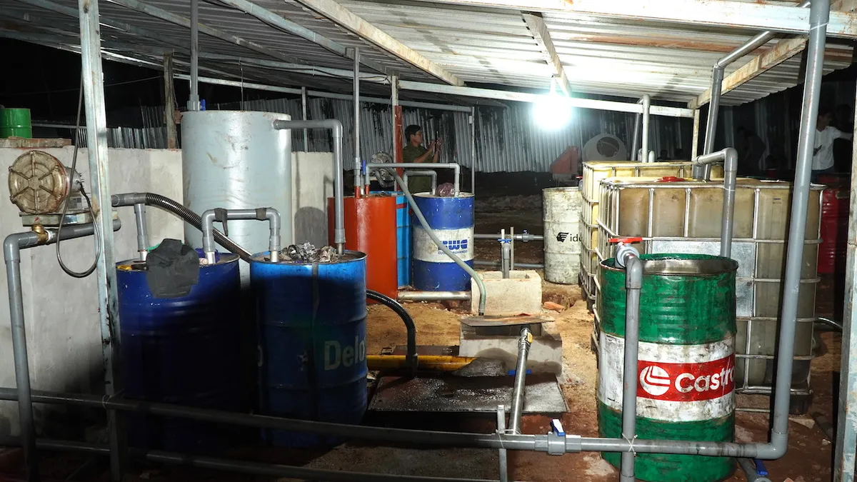 Triệt ph&aacute; l&ograve; nấu nhớt thải quy m&ocirc; lớn trong rừng cao su - Ảnh 2.