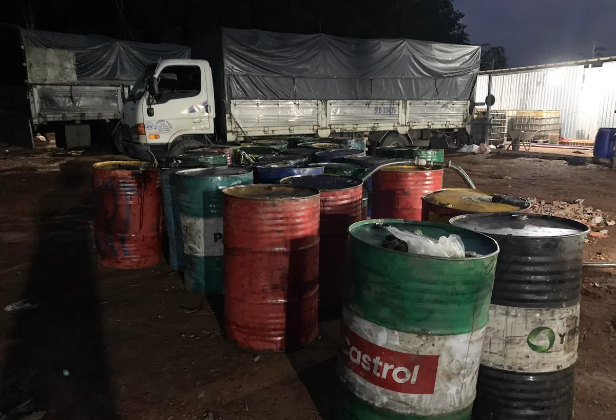 Triệt ph&aacute; l&ograve; nấu nhớt thải quy m&ocirc; lớn trong rừng cao su - Ảnh 3.