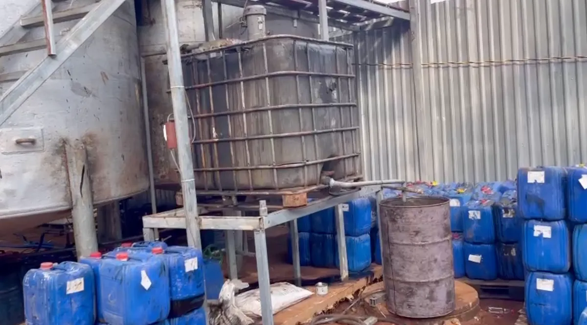 Video: C&ocirc;ng an đột k&iacute;ch cơ sở t&aacute;i chế nhớt thải trong vườn cao su tại B&agrave; Rịa - Vũng T&agrave;u - Ảnh 2.