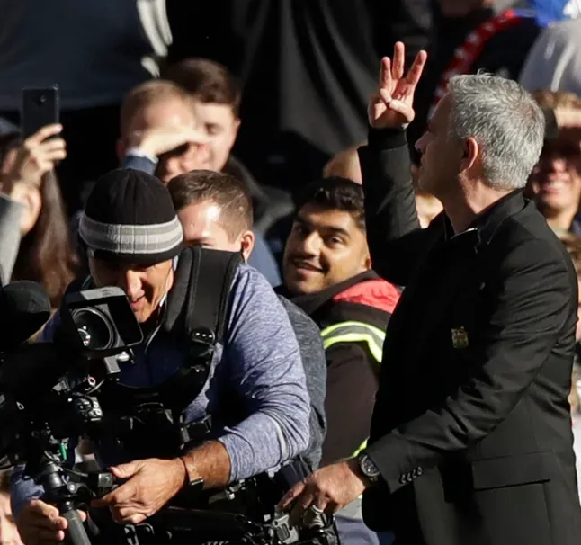 Pep Guardiola đ&aacute;p trả Mourinho: Cuộc chiến ng&ocirc;n từ l&agrave;m n&oacute;ng vụ 115 c&aacute;o buộc Premier League - Ảnh 2.