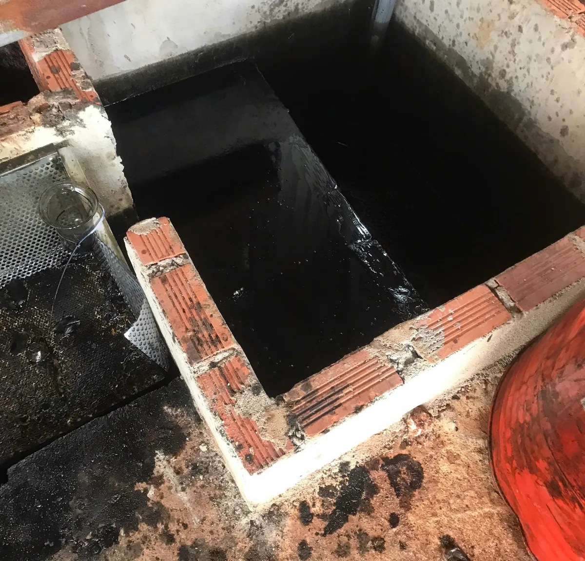 Trinh sát kể chuyện đột kích xưởng tái chế trái phép dầu nhớt phế thải ở Bà Rịa - Vũng Tàu - Ảnh 2.