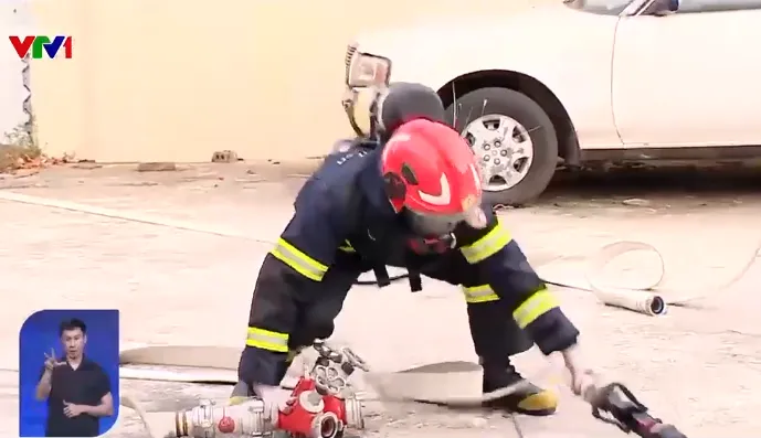 Những chiến sĩ lực lượng cảnh s&aacute;t chữa ch&aacute;y v&agrave; cứu nạn đặc biệt tinh nhuệ - Ảnh 1.