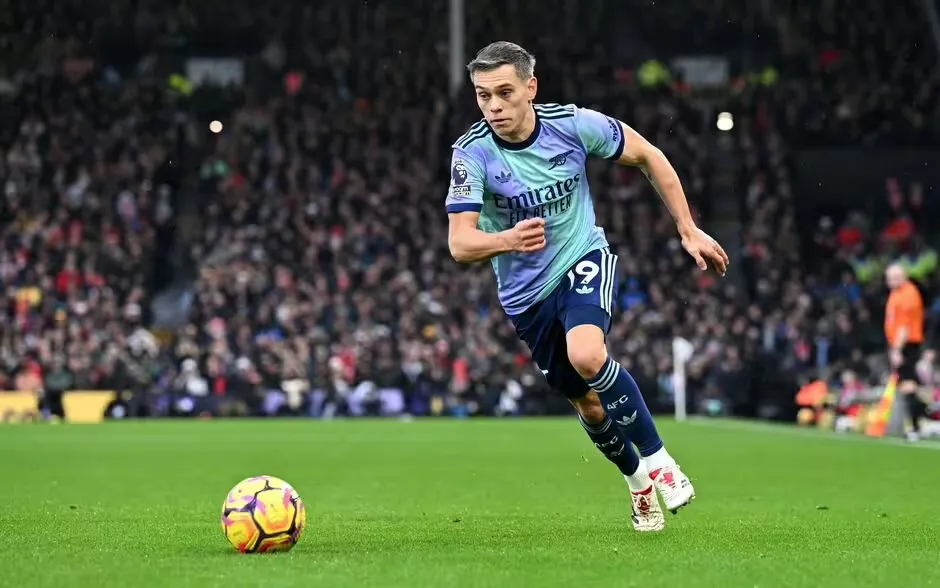 VAR ng&aacute;ng đường, Arsenal tự l&agrave;m kh&oacute; trong cuộc đua v&ocirc; địch Ngoại hạng Anh! - Ảnh 3.