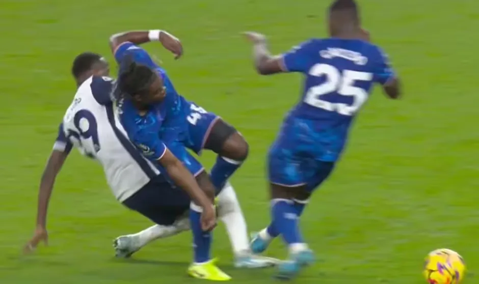 Ange Postecoglou tố c&aacute;o trọng t&agrave;i Ngoại hạng Anh sau thất bại kịch t&iacute;nh trước Chelsea - Ảnh 2.