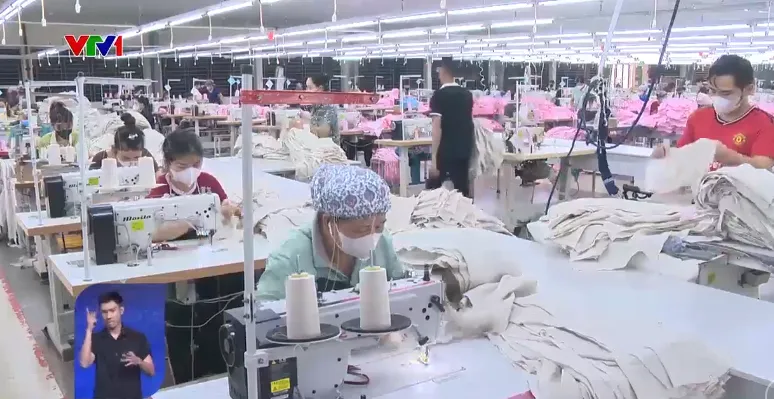 Đưa nh&agrave; m&aacute;y về v&ugrave;ng kh&oacute; khăn: Tận dụng thế mạnh lao động n&ocirc;ng th&ocirc;n - Ảnh 1.