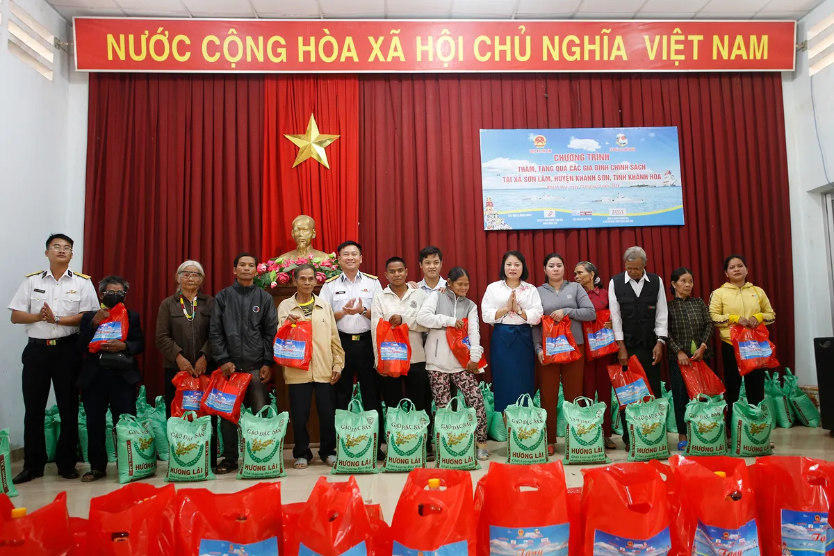 Thăm hỏi, động vi&ecirc;n gia đ&igrave;nh ch&iacute;nh s&aacute;ch, gia đ&igrave;nh ho&agrave;n cảnh kh&oacute; khăn - Ảnh 3.