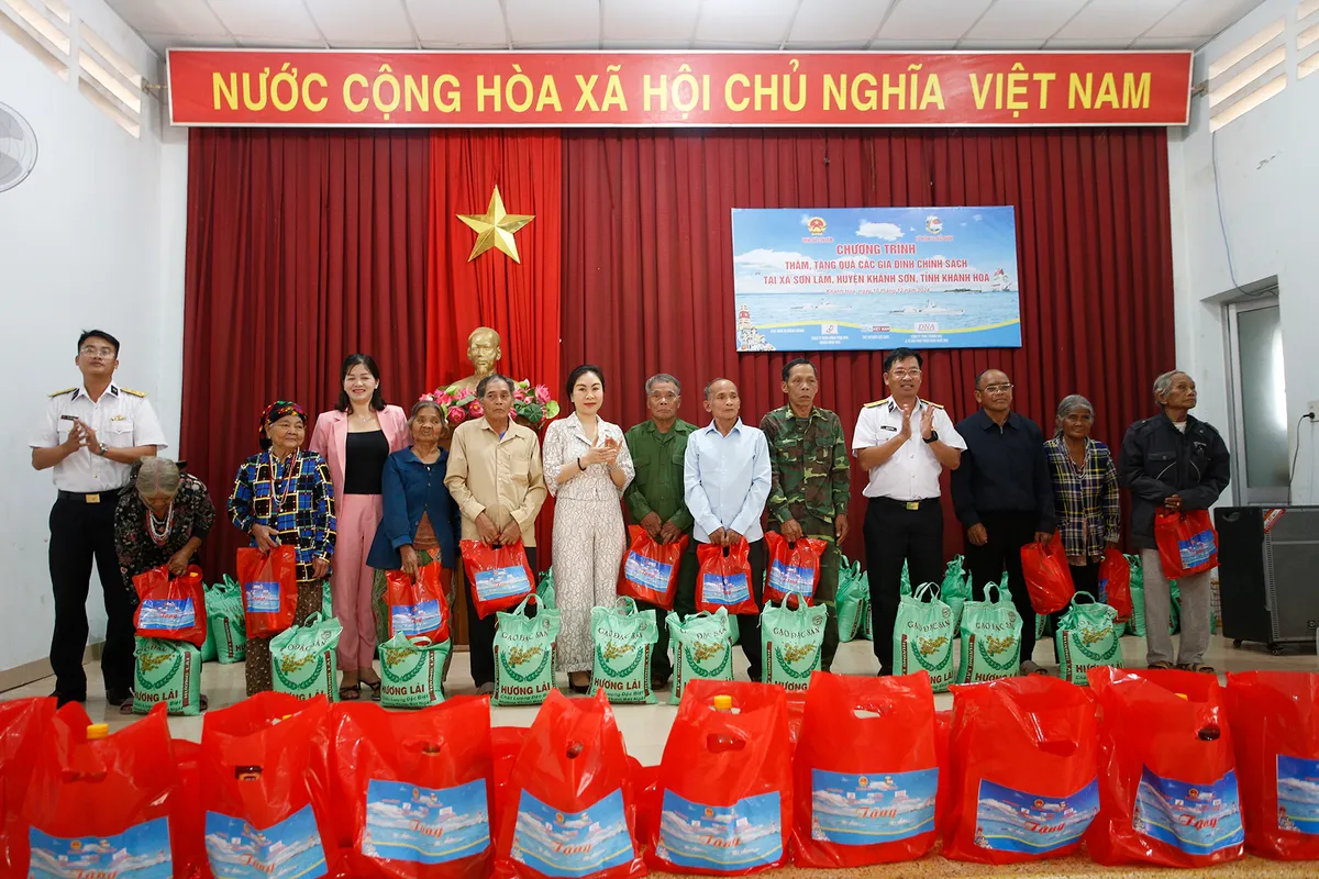 Thăm hỏi, động vi&ecirc;n gia đ&igrave;nh ch&iacute;nh s&aacute;ch, gia đ&igrave;nh ho&agrave;n cảnh kh&oacute; khăn - Ảnh 2.