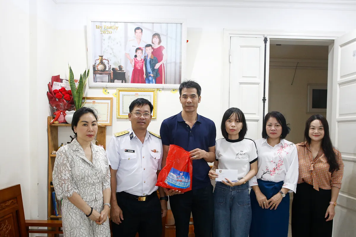 Thăm hỏi, động vi&ecirc;n gia đ&igrave;nh ch&iacute;nh s&aacute;ch, gia đ&igrave;nh ho&agrave;n cảnh kh&oacute; khăn - Ảnh 1.