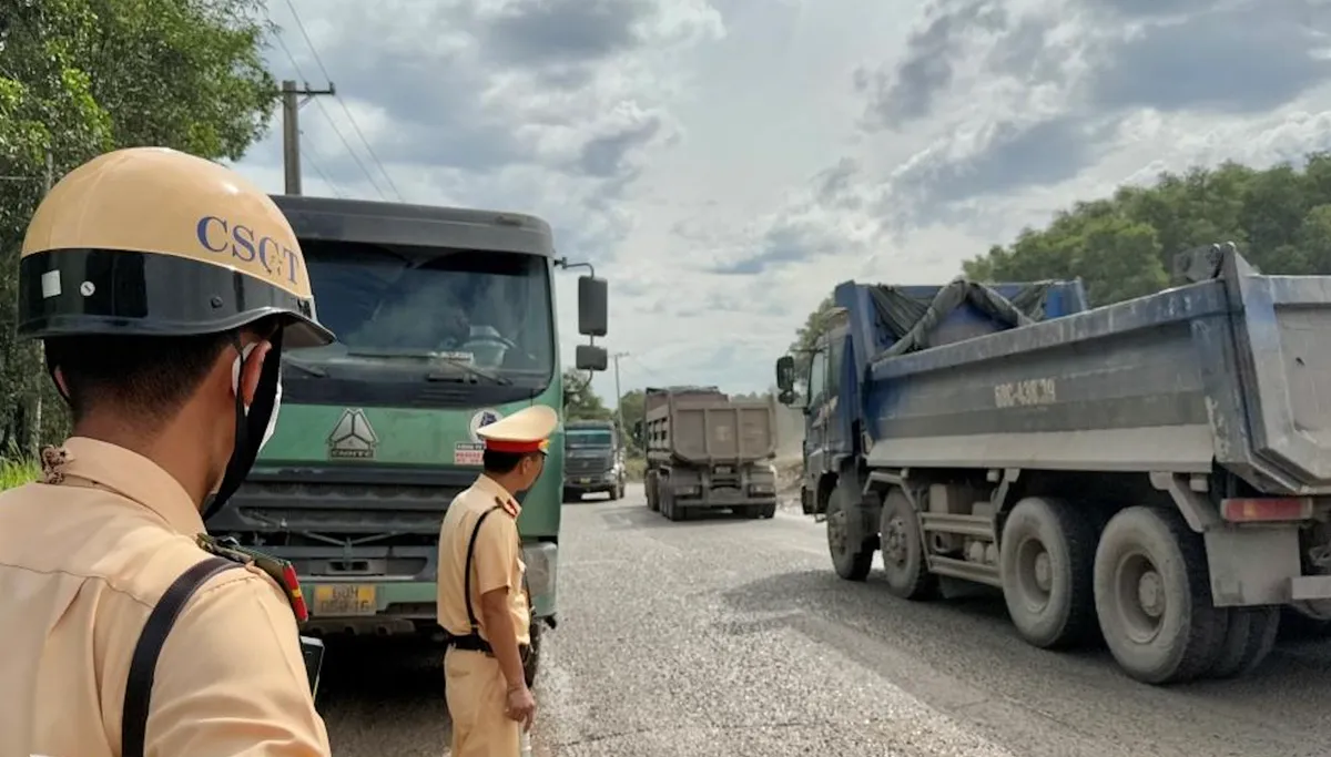 Đồng Nai: Cảnh s&aacute;t giao th&ocirc;ng ra qu&acirc;n xử l&yacute; xe qu&aacute; khổ, qu&aacute; tải dịp cuối năm - Ảnh 1.