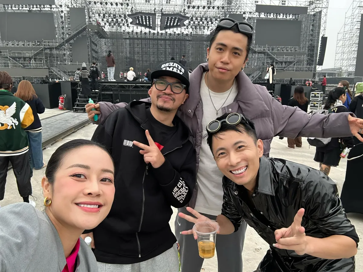 MC Phí Linh ứng biến khi livestream hậu trường Anh trai vượt ngàn chông gai - Ảnh 2.