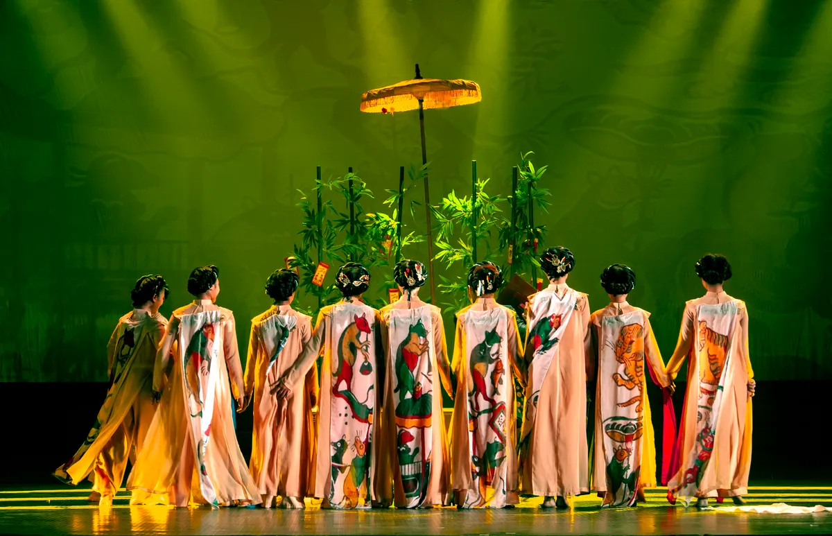 Người lưu giữ sắc màu sân khấu - Ảnh 3. Người lưu giữ sắc màu sân khấu - Ảnh 3.