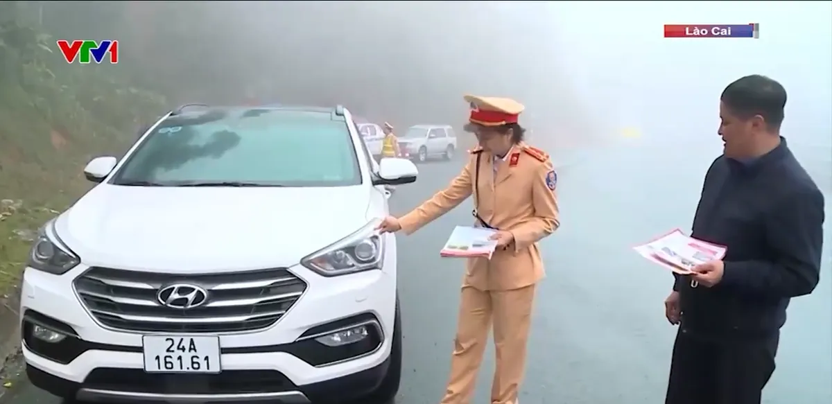 Lào Cai: Sương mù ảnh hưởng đến giao thông tuyến đường đèo dốc - Ảnh 2. Lào Cai: Sương mù ảnh hưởng đến giao thông tuyến đường đèo dốc - Ảnh 2.
