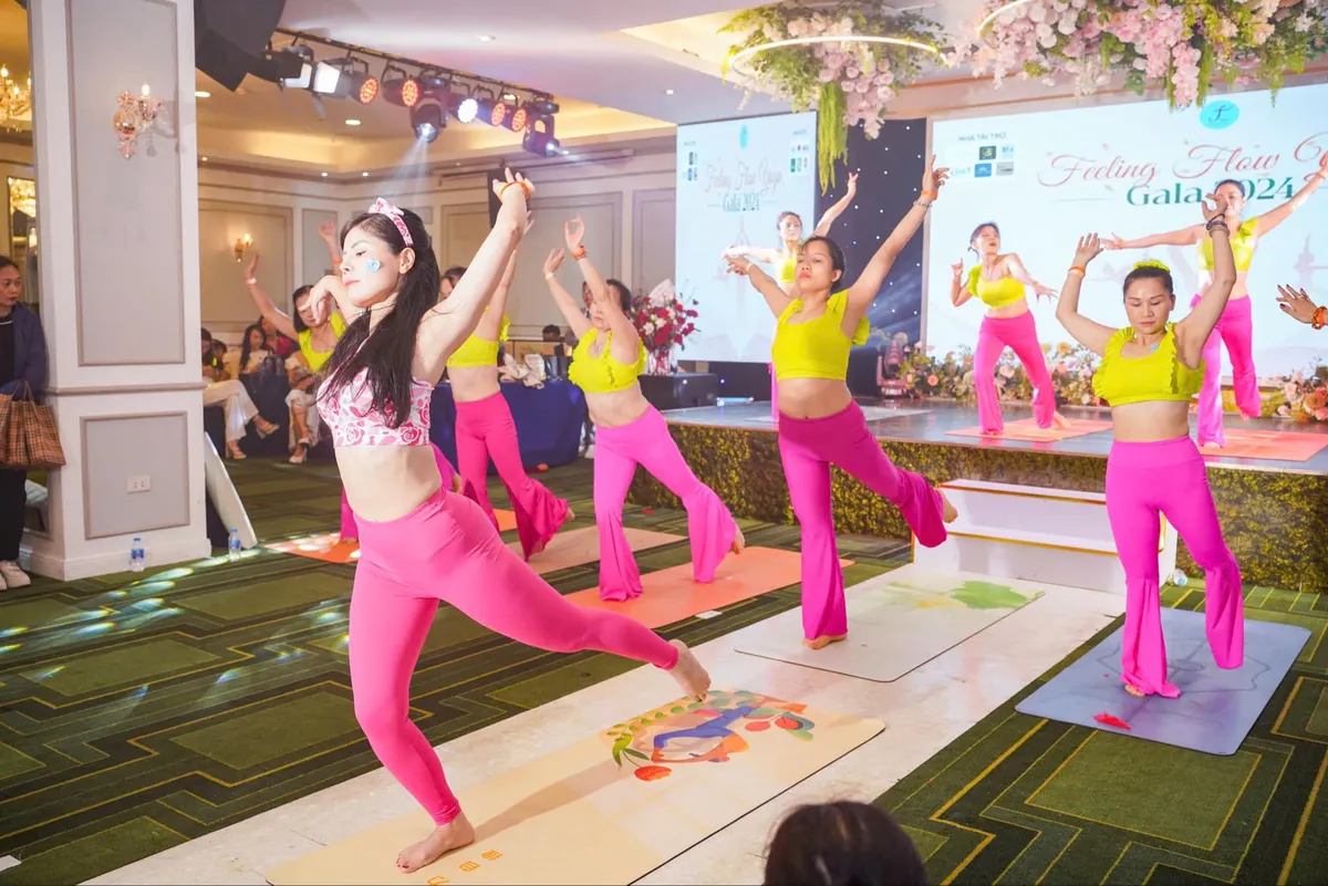 Ng&agrave;y hội &ldquo;Nối v&ograve;ng tay lớn&rdquo; lan tỏa t&igrave;nh y&ecirc;u với yoga flow - Ảnh 1.