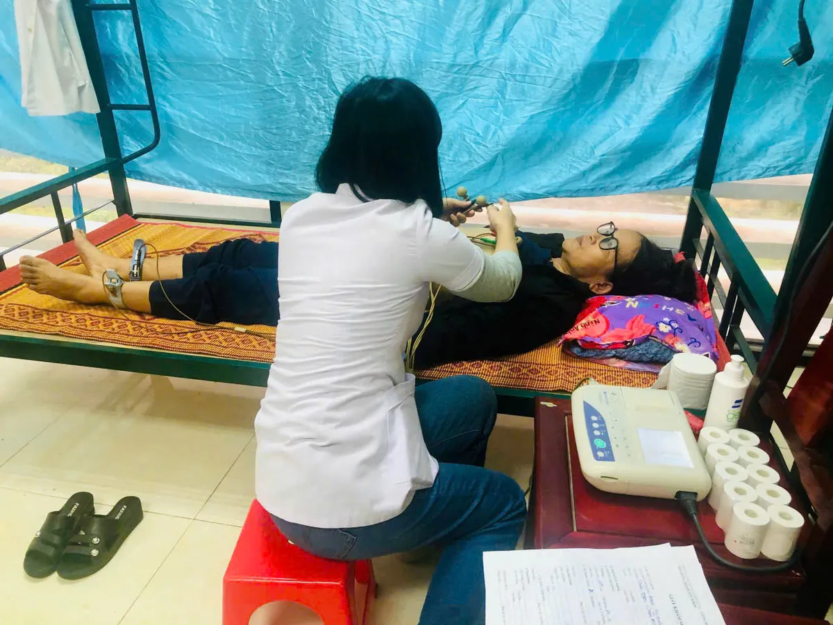 Vùng 3 Hải quân khám, cấp phát thuốc miễn phí cho nhân dân - Ảnh 3.