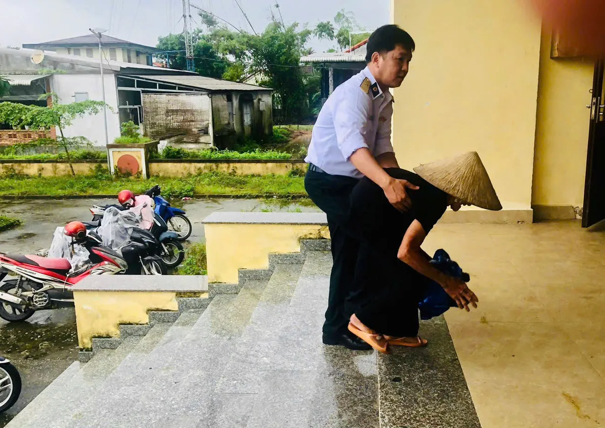 Vùng 3 Hải quân khám, cấp phát thuốc miễn phí cho nhân dân - Ảnh 1.