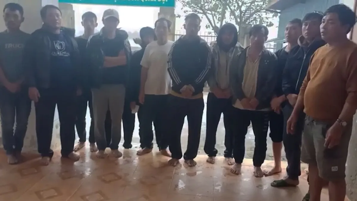 Cứu 14 ngư dân bị chìm tàu trên vùng biển Quảng Bình - Ảnh 1. Cứu 14 ngư dân bị chìm tàu trên vùng biển Quảng Bình - Ảnh 1.