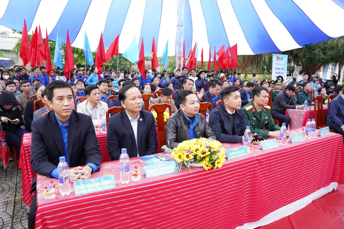 Quảng Bình: Nhiều hoạt động tình nguyện của đoàn viên thanh niên hướng về vùng lũ - Ảnh 1.