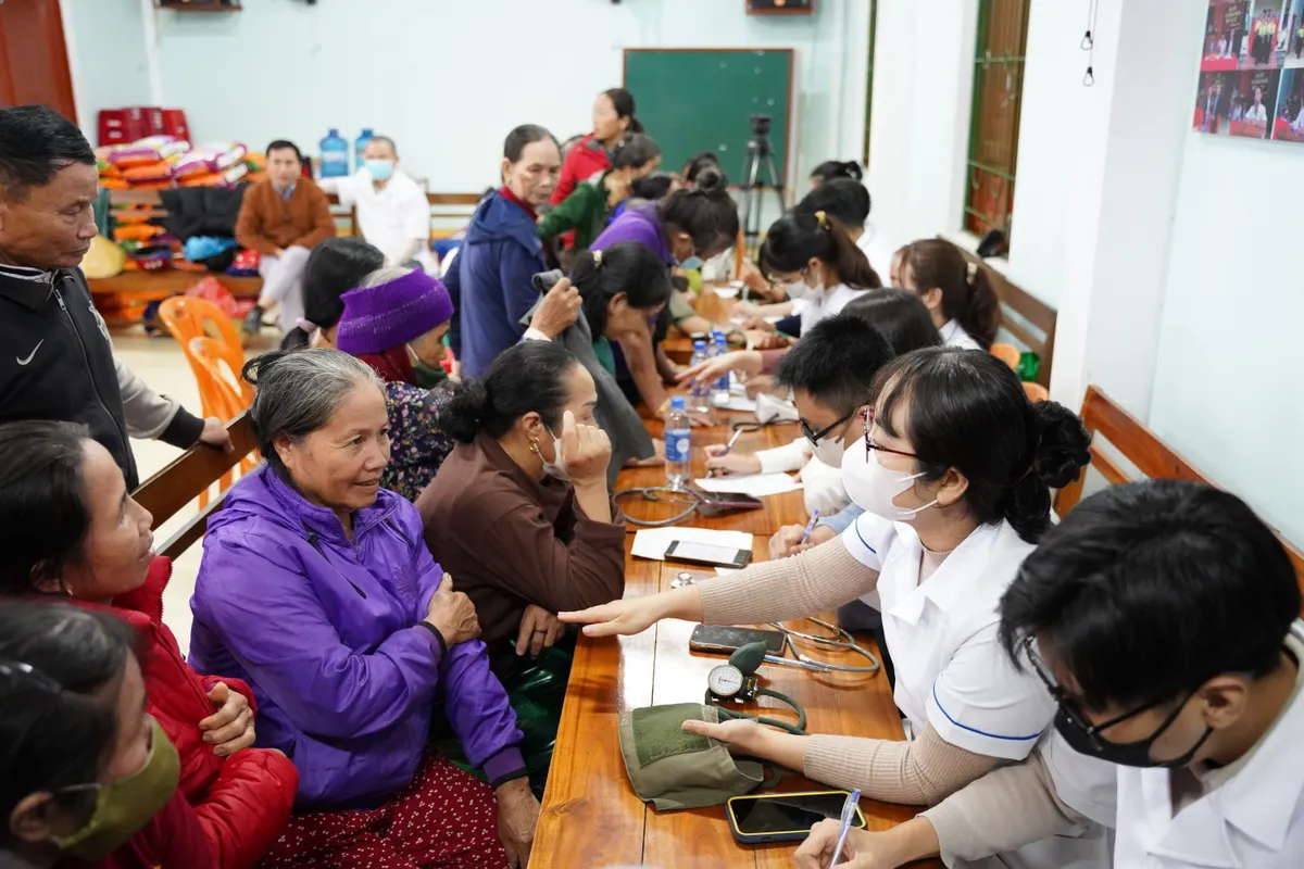 Quảng Bình: Nhiều hoạt động tình nguyện của đoàn viên thanh niên hướng về vùng lũ - Ảnh 7.