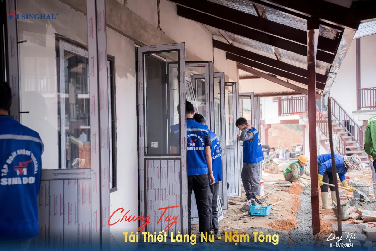 Tiến hành lắp đặt cửa tại khu tái định cư Làng Nủ và Nậm Tông trước ngày bàn giao cho người dân - Ảnh 2.