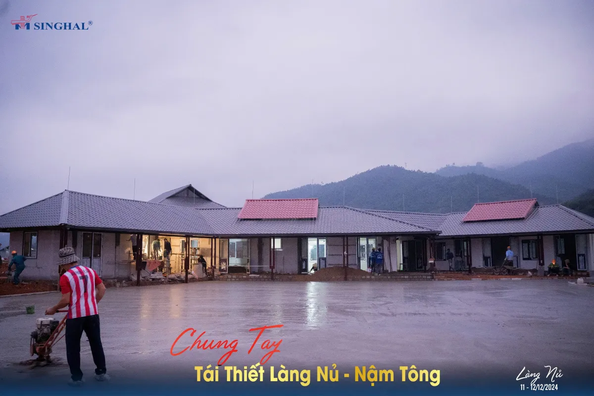 Tiến hành lắp đặt cửa tại khu tái định cư Làng Nủ và Nậm Tông trước ngày bàn giao cho người dân - Ảnh 1.