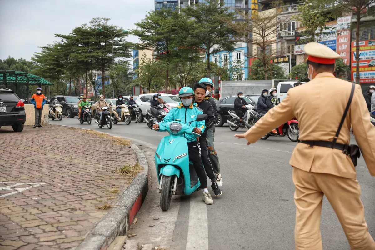 CSGT Hà Nội tăng cường xử lý xe ôm công nghệ, shipper vi phạm luật an toàn giao thông - Ảnh 2.