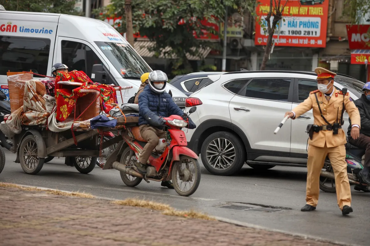 CSGT Hà Nội tăng cường xử lý xe ôm công nghệ, shipper vi phạm luật an toàn giao thông - Ảnh 6.