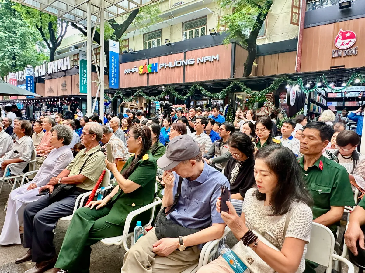 Giao lưu giới thiệu sách “Đường chúng ta đi” và lời nhắn gửi tới thế hệ trẻ - Ảnh 2.