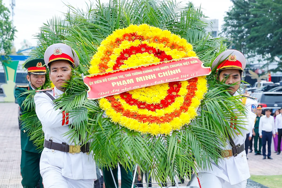 Thủ tướng dâng hương tại Khu di tích Chi bộ An Nam Cộng sản Đảng ở Cần Thơ - Ảnh 1.