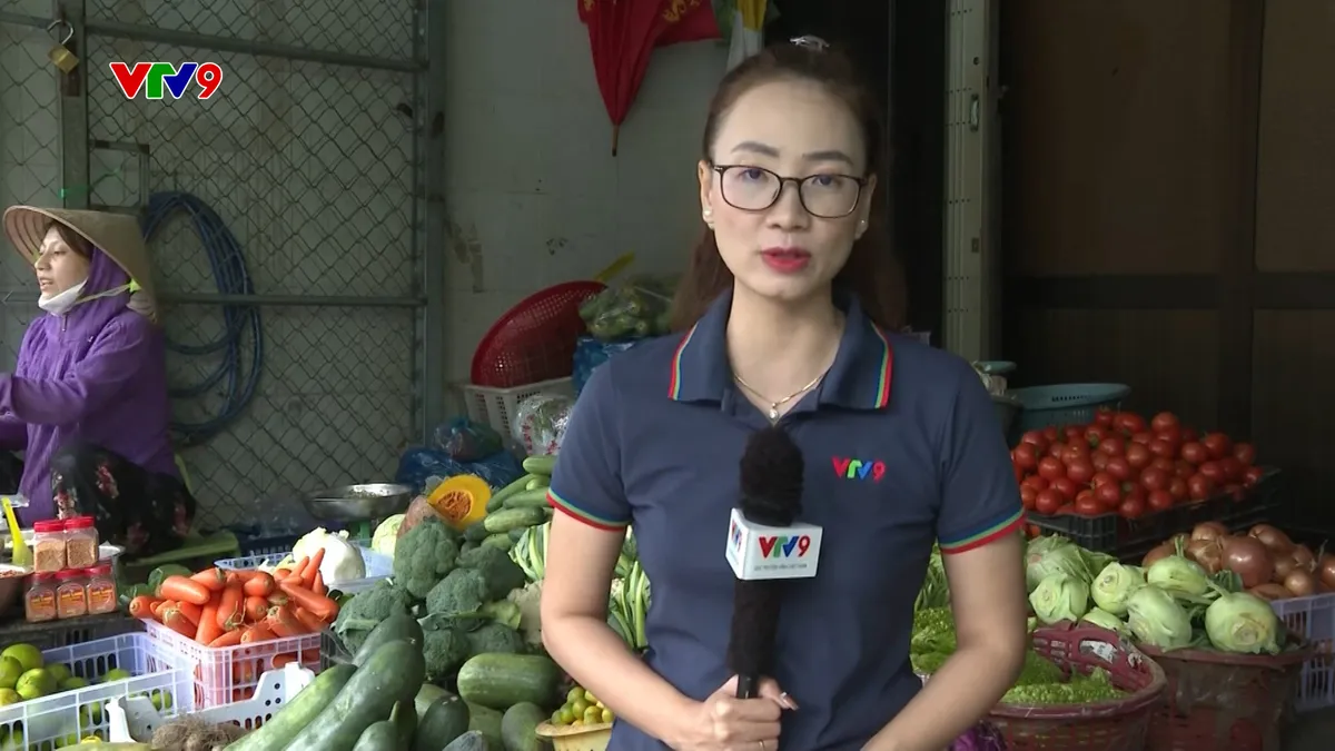 1612- PNHN-.PHONG VIEN-Rau xanh tăng giá cao do mưa kéo dài .jpg