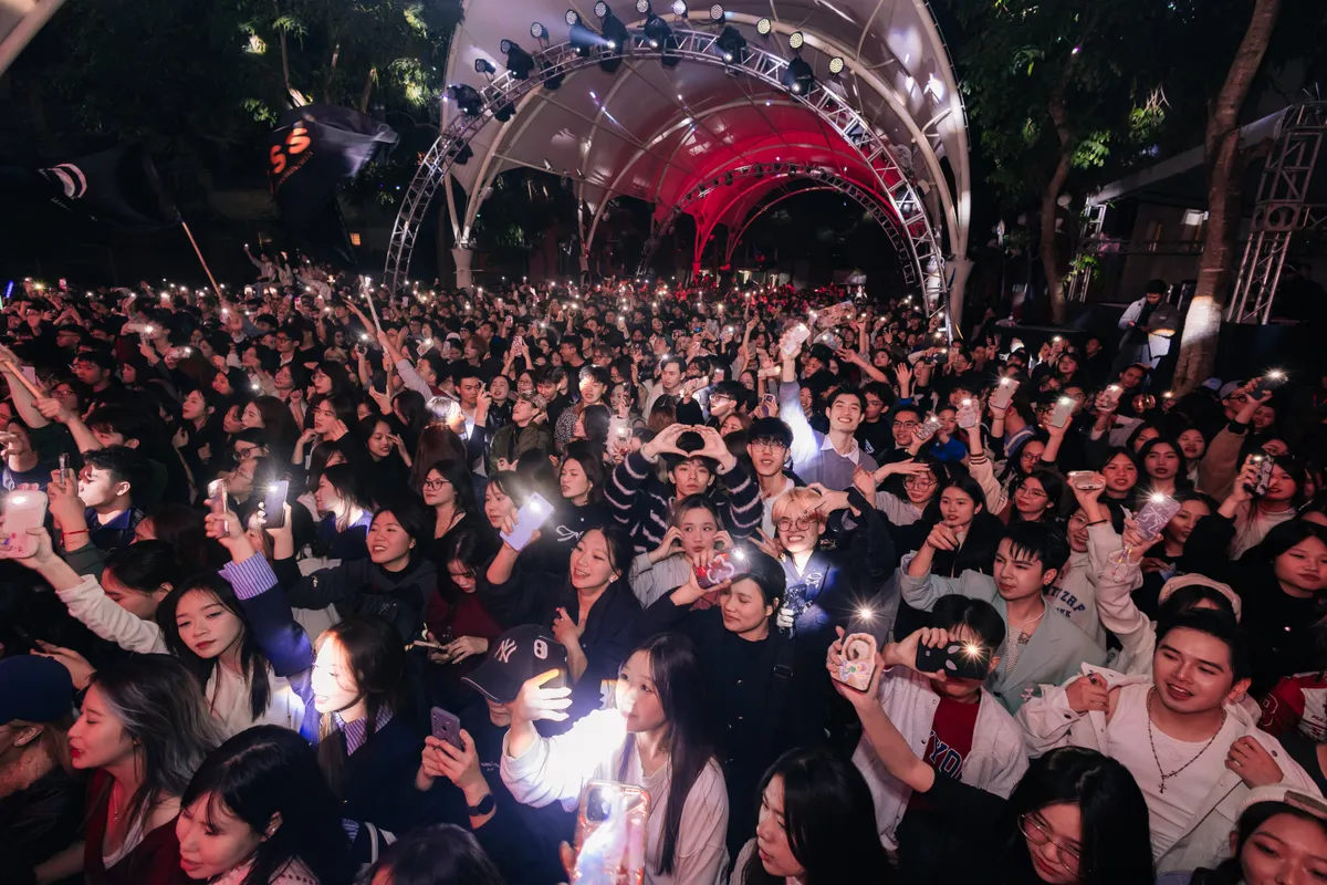 Đại nhạc hội Trường Đại học Thăng Long: Mãn nhãn với sân khấu chuyên nghiệp như concert đình đám - Ảnh 1.