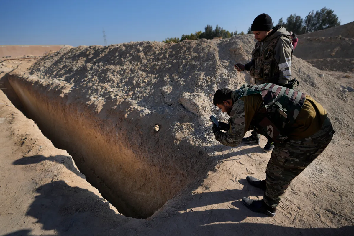 Phát hiện ngôi mộ tập thể gần thủ đô Syria với hàng nghìn hài cốt - Ảnh 1.