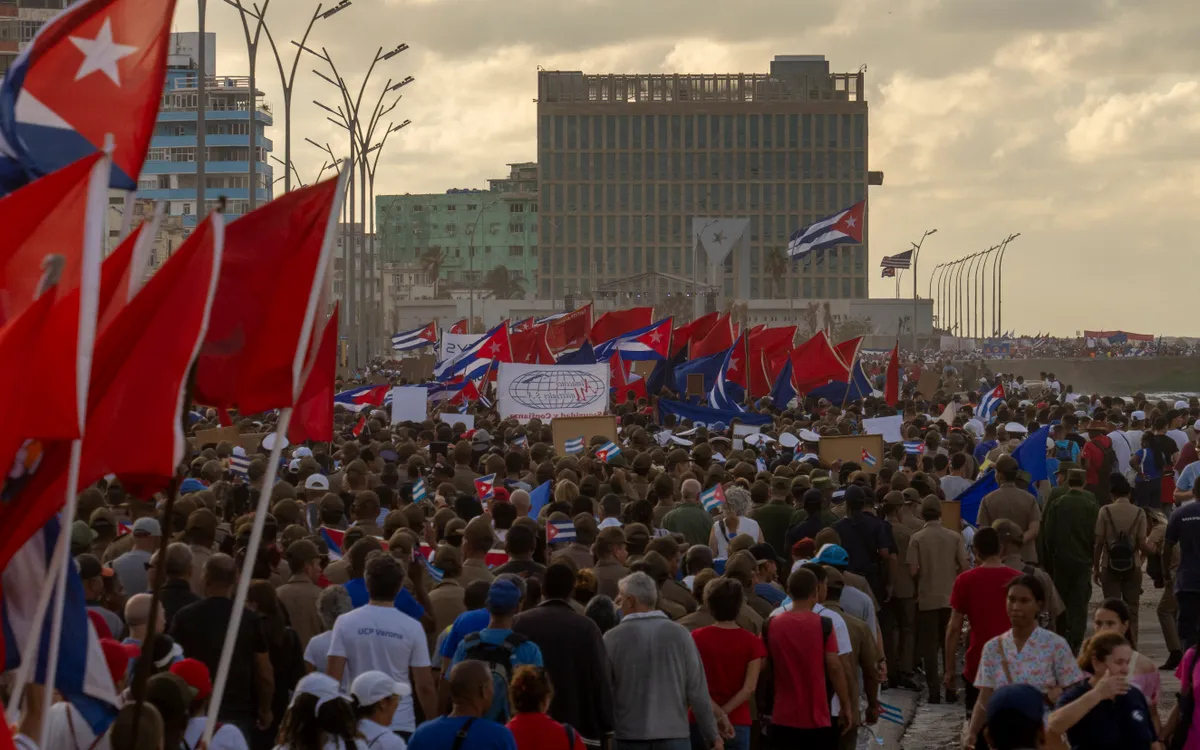 Hàng trăm nghìn người Cuba biểu tình phản đối Mỹ cấm vận - Ảnh 1.