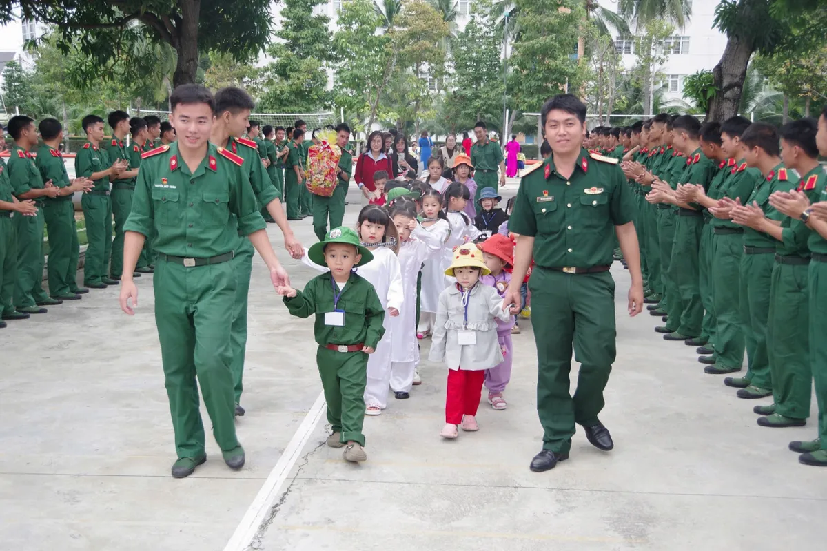 Trường Sĩ quan Thông tin đón các bé thiếu nhi nhân ngày 22/12 - Ảnh 1.