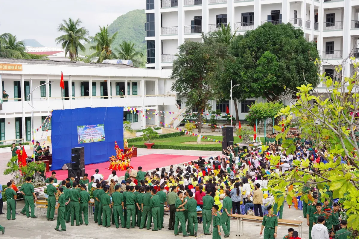 Trường Sĩ quan Thông tin đón các bé thiếu nhi nhân ngày 22/12 - Ảnh 2.