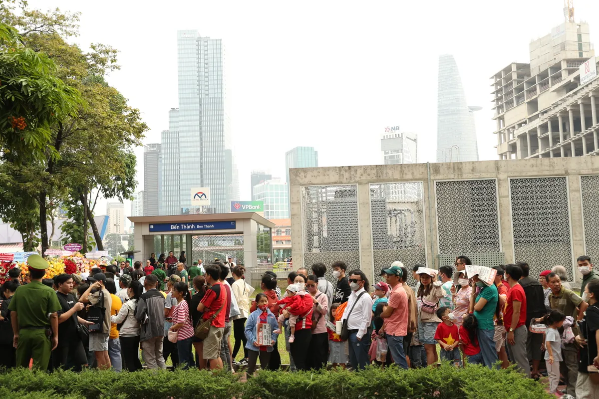 Người dân TP Hồ Chí Minh nô nức xếp hàng, trải nghiệm Metro số 1 - Ảnh 16.